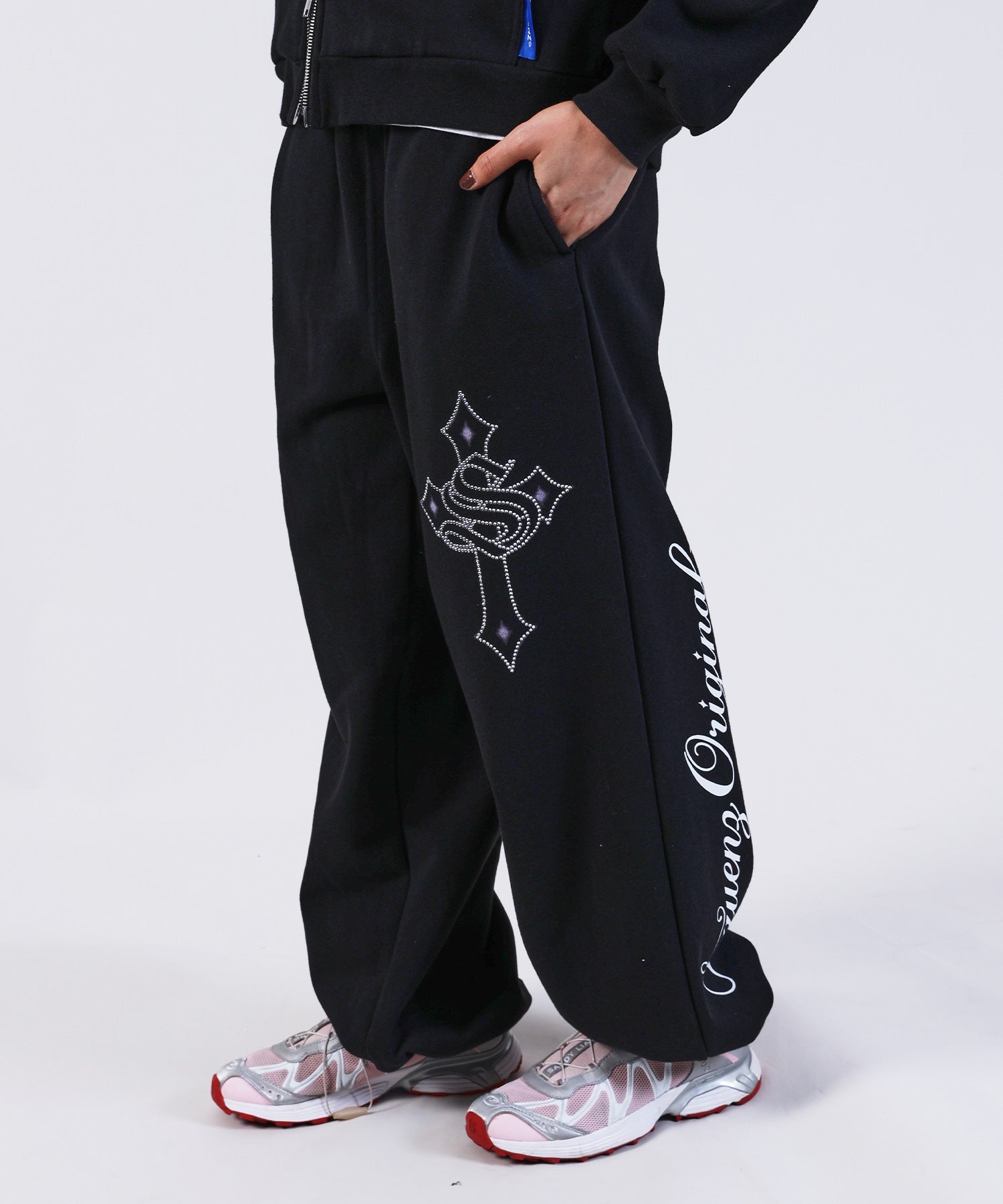 SEQUENZ（シークエンズ）】CROSS RHINE STONE SWEAT PANTS / ライン