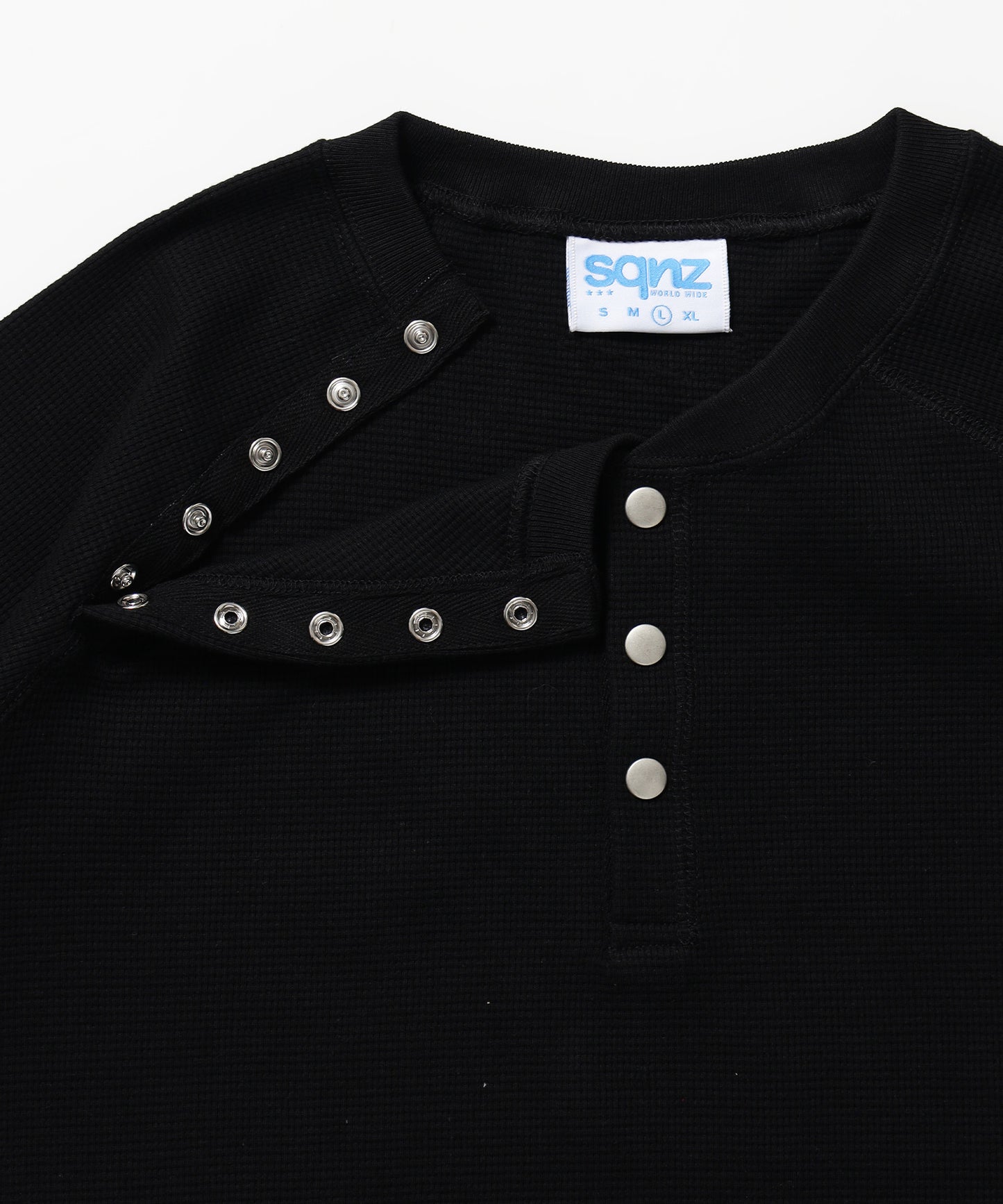 ※WEB限定 / 半袖 ヘンリーネック ラグラン ワンポイント ユニセックス レイヤード / sqnz thermal metal button tee ブラック