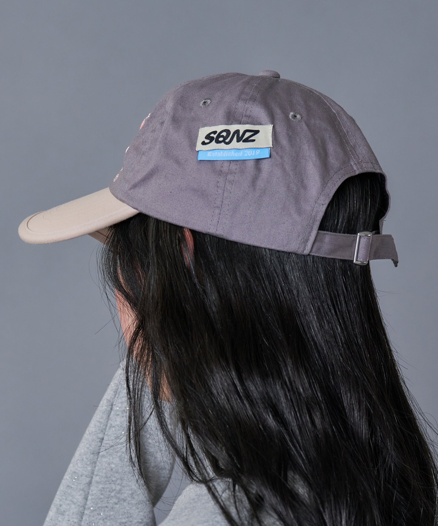 ※WEB限定 / ロゴ刺繍キャップ / sqnz logo cap ライトピンク