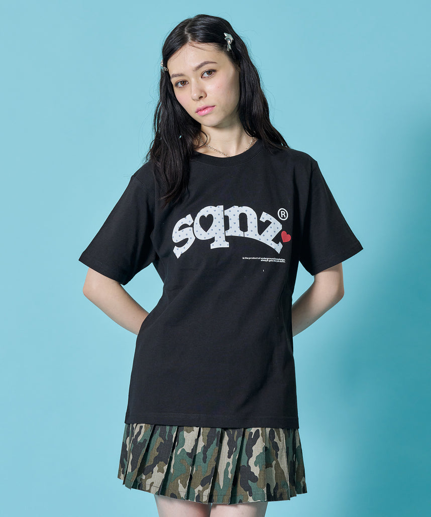ゆんたく sqnz（エスキュンズ）】sqnz heart dot logo pt tee / ユニセックス T