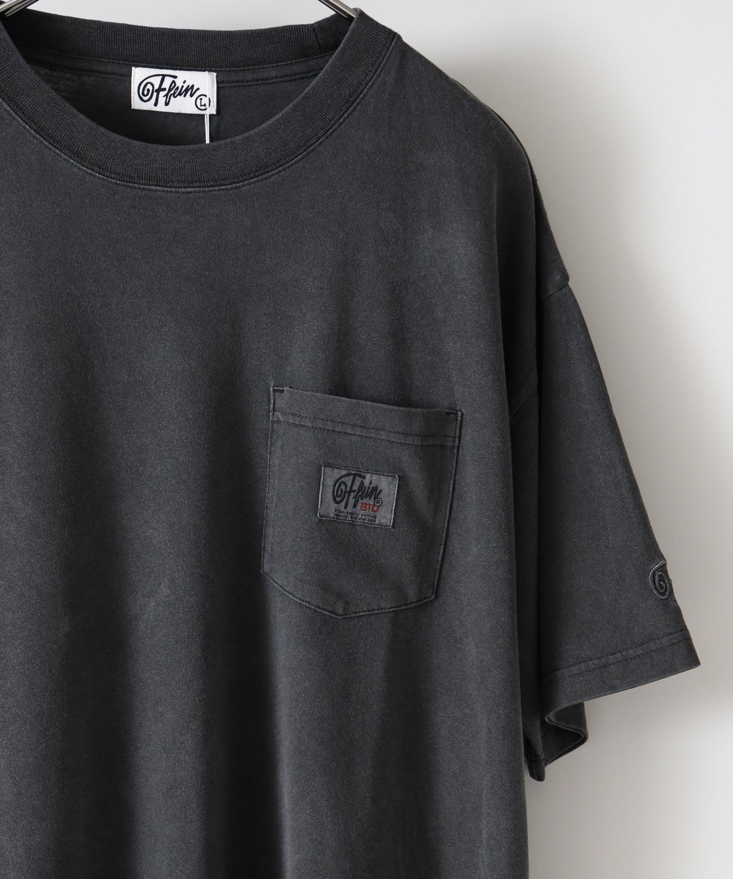 【FFEIN】ヴィンテージライクロゴ刺繍ポケットTシャツ / チャコール