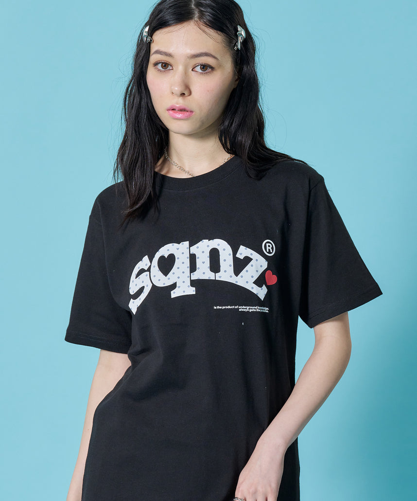 sqnz（エスキュンズ）】sqnz heart dot logo pt tee / ユニセックス T
