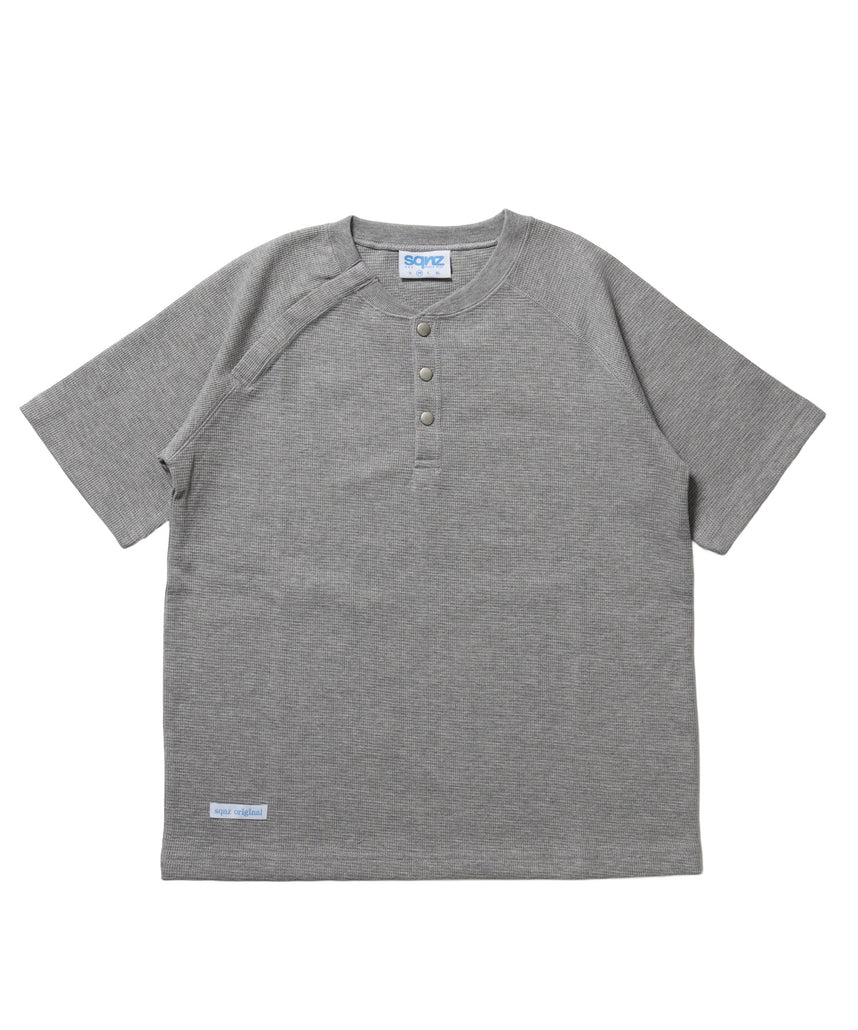 ※WEB限定 / 半袖 ヘンリーネック ラグラン ワンポイント ユニセックス レイヤード / sqnz thermal metal button tee グレー