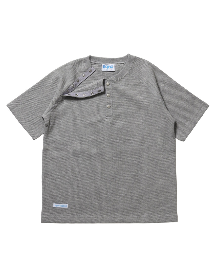 ※WEB限定 / 半袖 ヘンリーネック ラグラン ワンポイント ユニセックス レイヤード / sqnz thermal metal button tee グレー