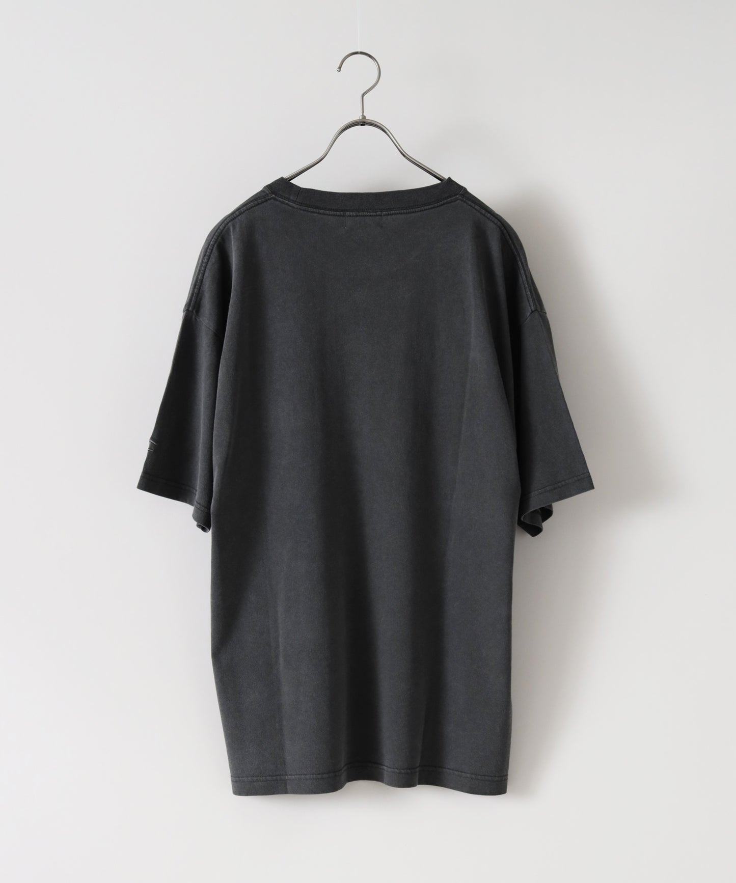 【FFEIN】ヴィンテージライクロゴ刺繍ポケットTシャツ / チャコール