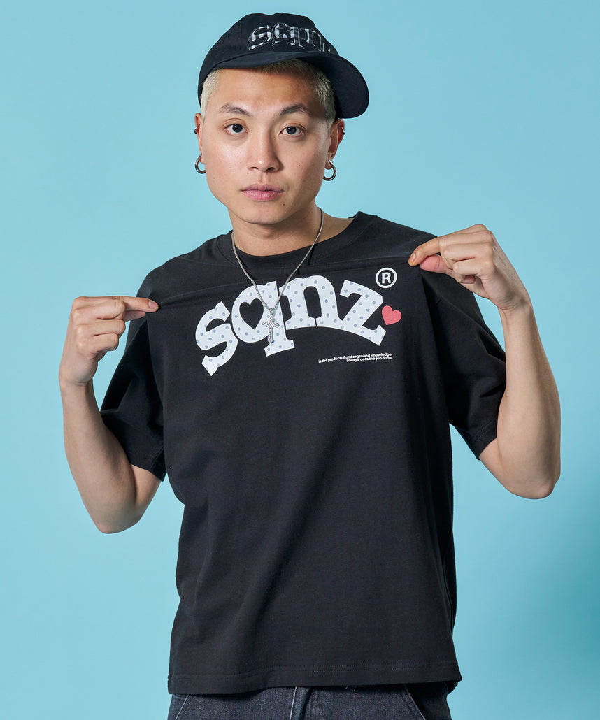 sqnz（エスキュンズ）】sqnz heart dot logo pt tee / ユニセックス T
