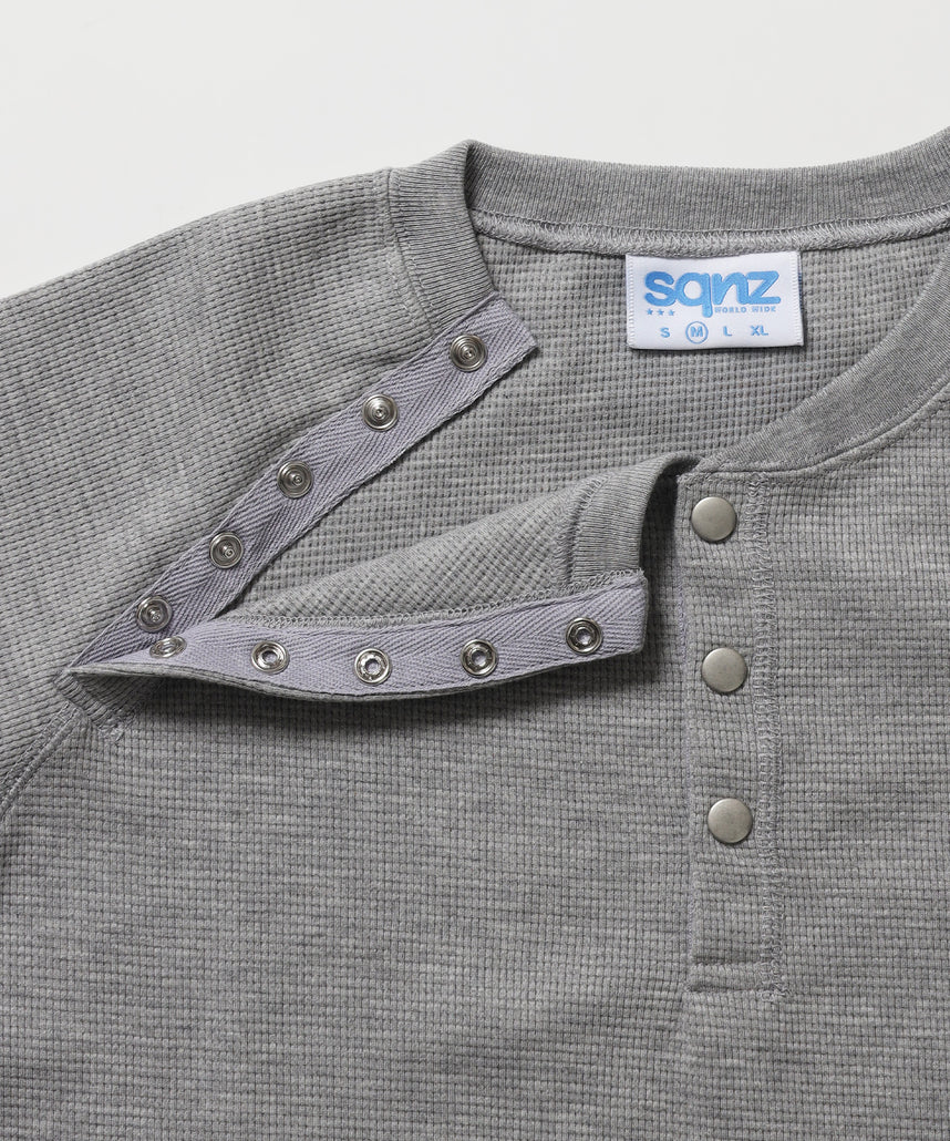 ※WEB限定 / 半袖 ヘンリーネック ラグラン ワンポイント ユニセックス レイヤード / sqnz thermal metal button tee グレー