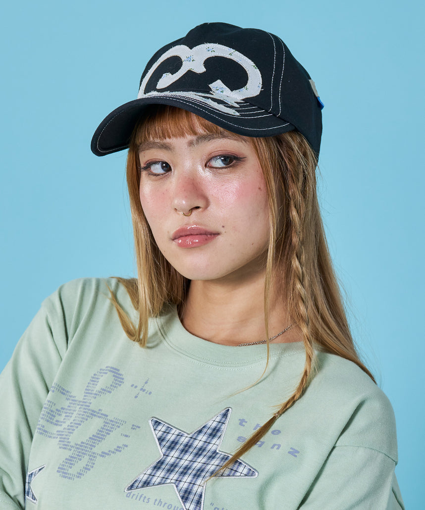 ※WEB限定 / ワッペン / またぎデザインキャップ /sqnz logo applique stitch cap ブラック