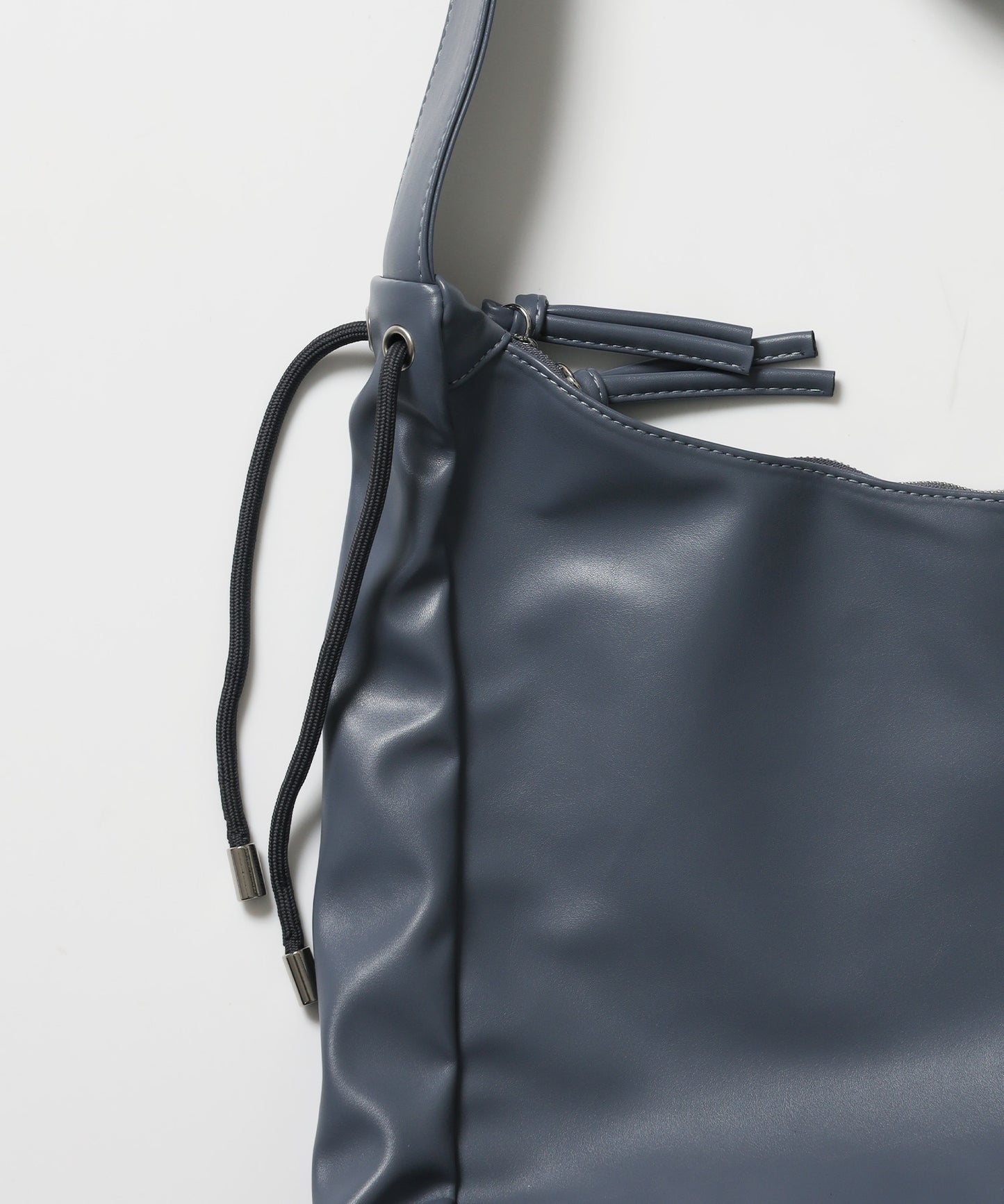 ※WEB限定 / フェイクレザー フェイクスエード メタルプレート 雑貨 バック / シャーリングショルダーバック / sqnz shirring bag チャコール