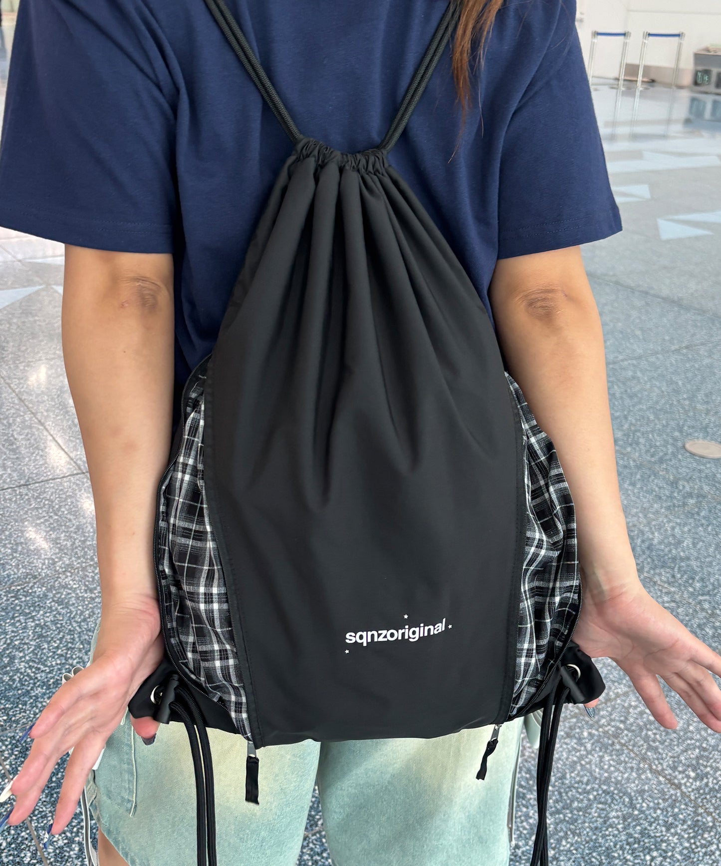 ≪予約商品≫※WEB限定 / 2WAY仕様 /チェックジップナップサック /sqnz zip knapsack ブラック