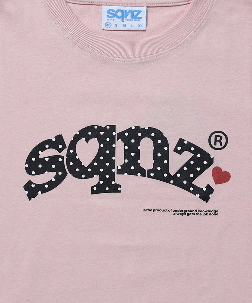 ≪予約商品≫※WEB限定 / ドットロゴ半袖Tシャツ / sqnz heart dot logo pt tee ライトピンク
