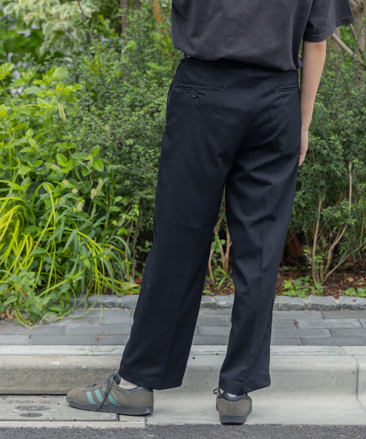 【FFEIN(フェイン)】TR SIDE GATHER ANKLE PANTS / TR サイドギャザー アンクルスラックス チャコール