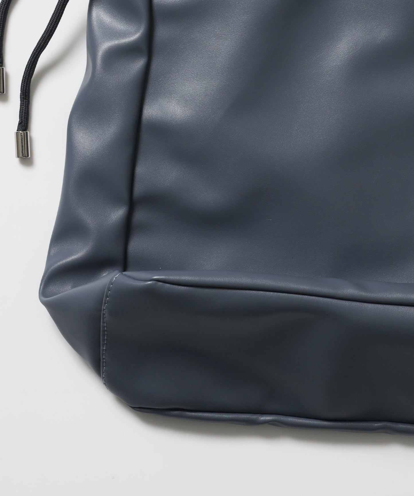 ※WEB限定 / フェイクレザー フェイクスエード メタルプレート 雑貨 バック / シャーリングショルダーバック / sqnz shirring bag チャコール