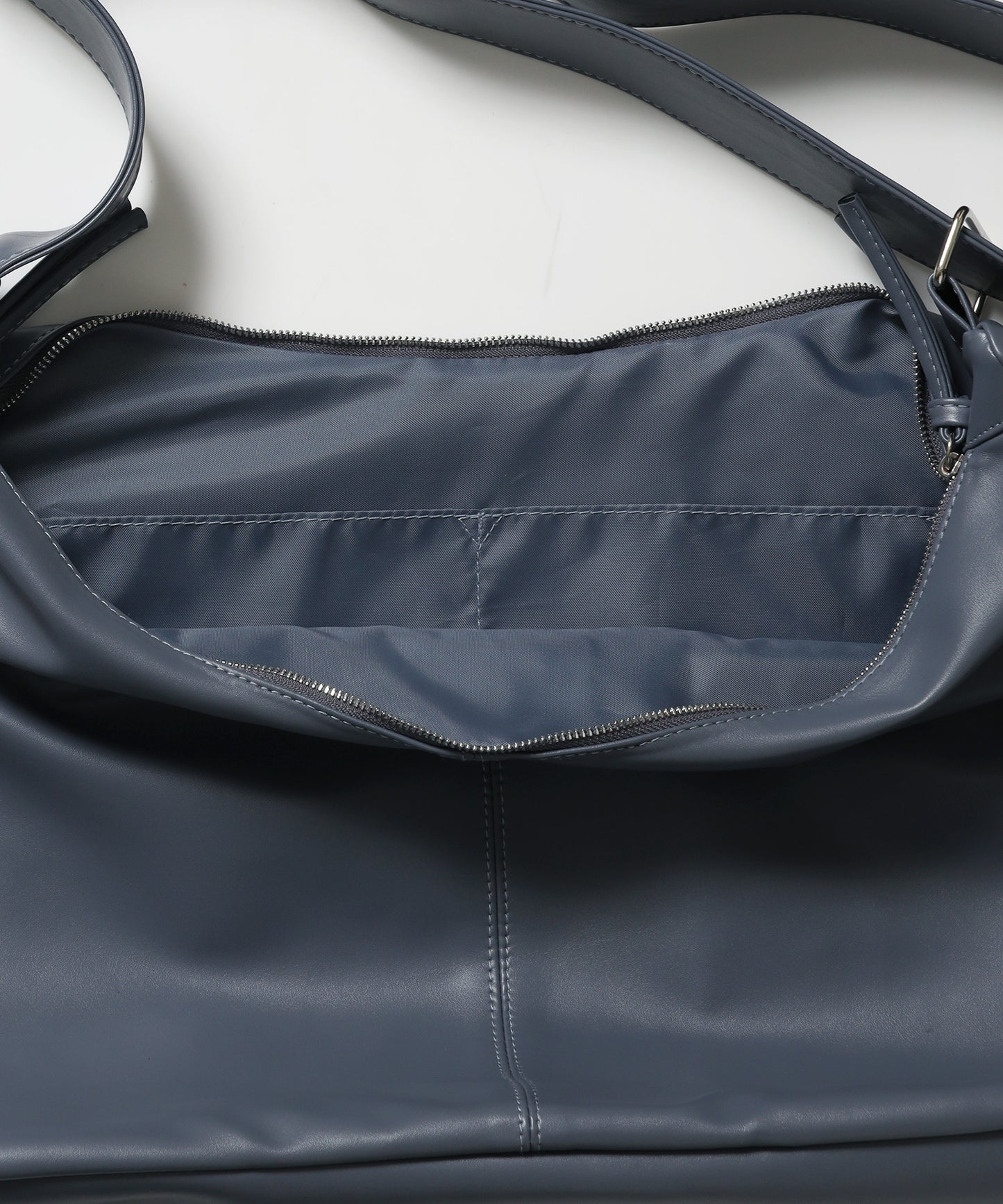 ※WEB限定 / フェイクレザー フェイクスエード メタルプレート 雑貨 バック / シャーリングショルダーバック / sqnz shirring bag チャコール