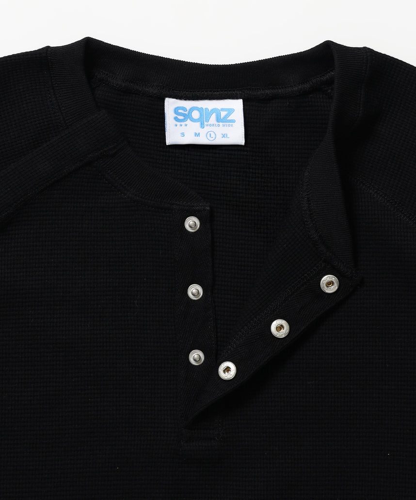 ※WEB限定 / 半袖 ヘンリーネック ラグラン ワンポイント ユニセックス レイヤード / sqnz thermal metal button tee ブラック