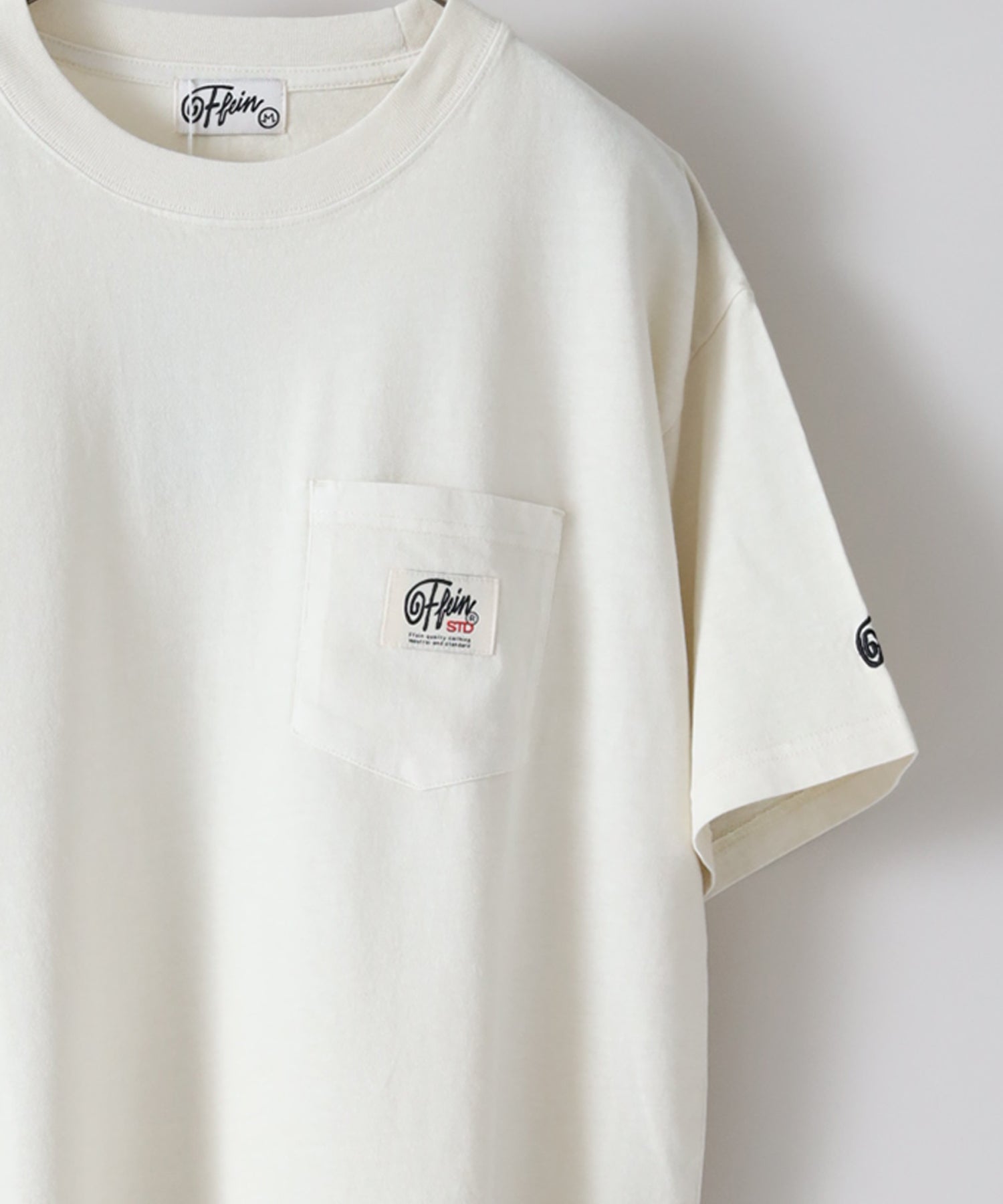 FFEIN/フェイン】ヴィンテージライクロゴ刺繍ポケットTシャツ / オフ