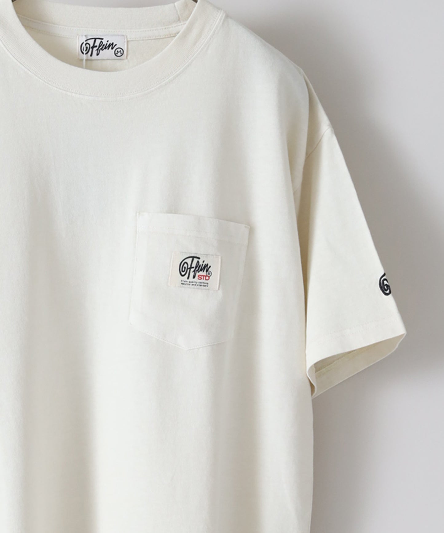 【FFEIN】ヴィンテージライクロゴ刺繍ポケットTシャツ / オフホワイト