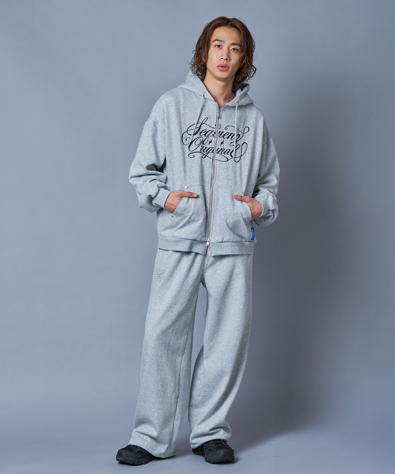 その他 sqc SEQUENZ（シークエンズ）】SQNZ LOGO GLITTER ZIP P/K / グリッター