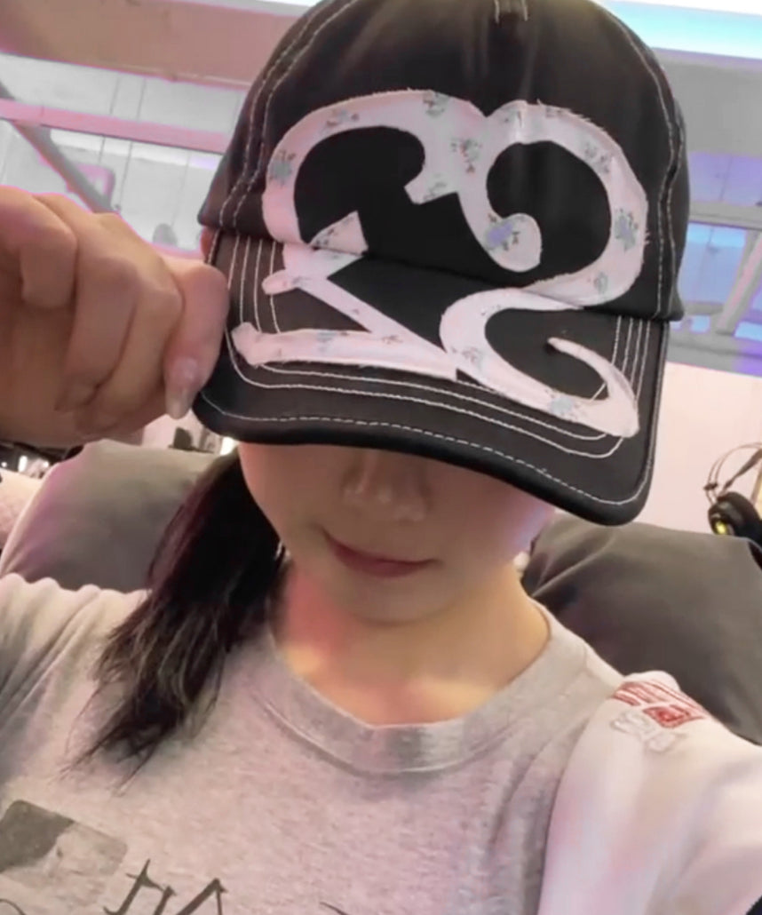 ※WEB限定 / ワッペン / またぎデザインキャップ /sqnz logo applique stitch cap ブラック