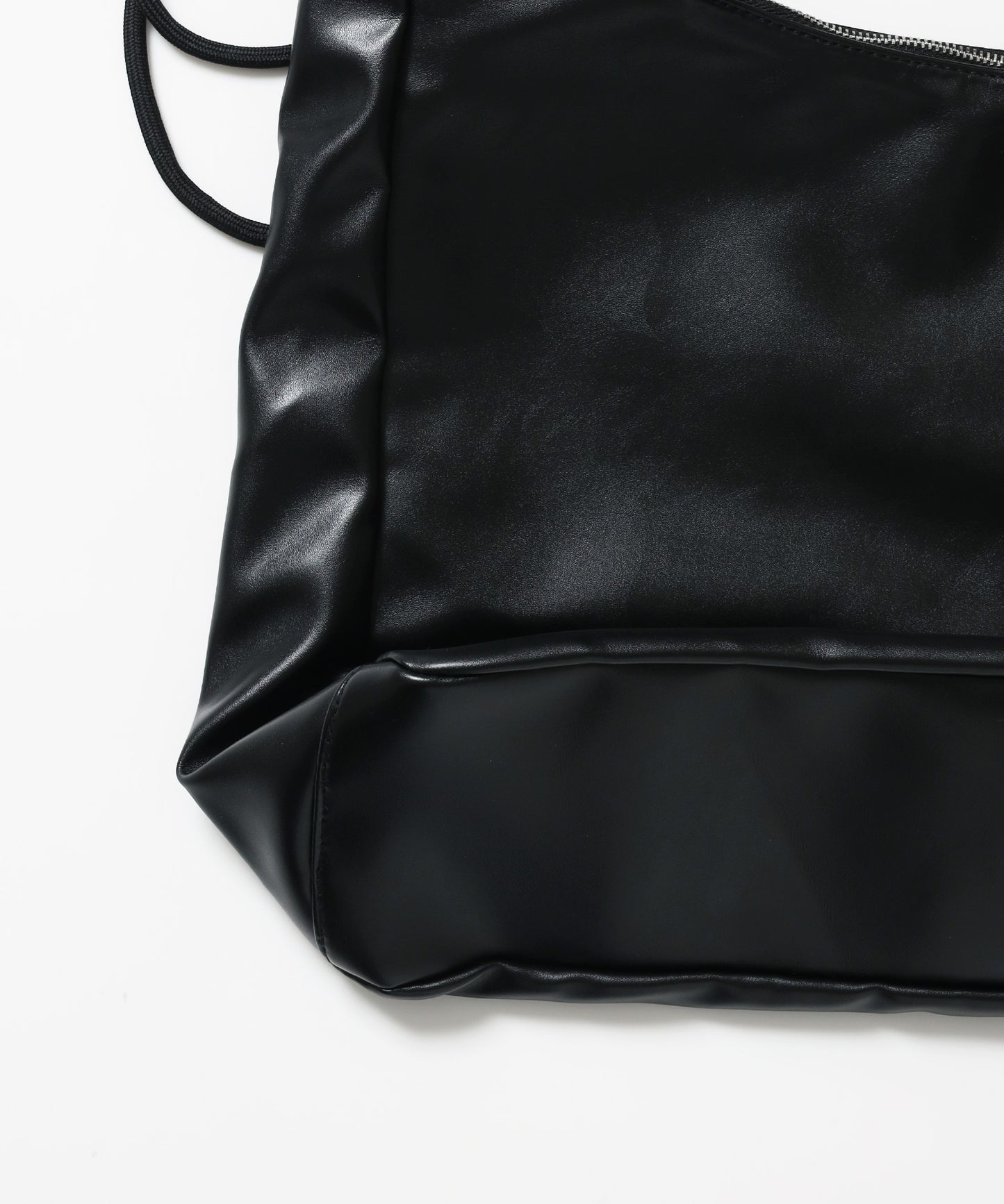 ※WEB限定 / フェイクレザー フェイクスエード メタルプレート 雑貨 バック / シャーリングショルダーバック / sqnz shirring bag ブラック