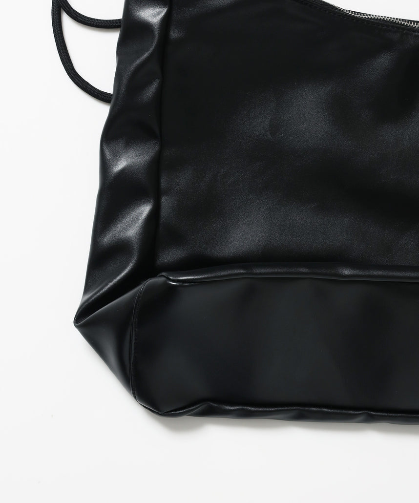 ※WEB限定 / フェイクレザー フェイクスエード メタルプレート 雑貨 バック / シャーリングショルダーバック / sqnz shirring bag ブラック