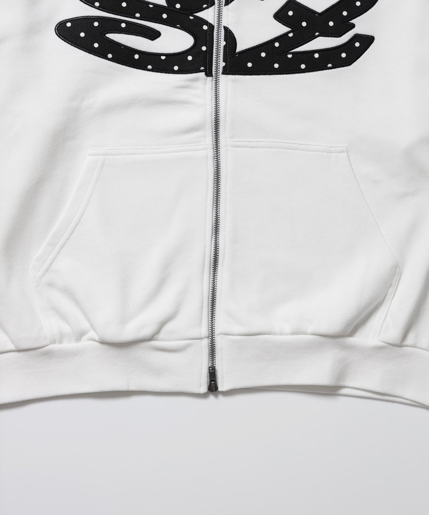 ≪予約商品≫※WEB限定 / アソートまたぎジップパーカー / sqnz logo applique zip p/k ホワイト