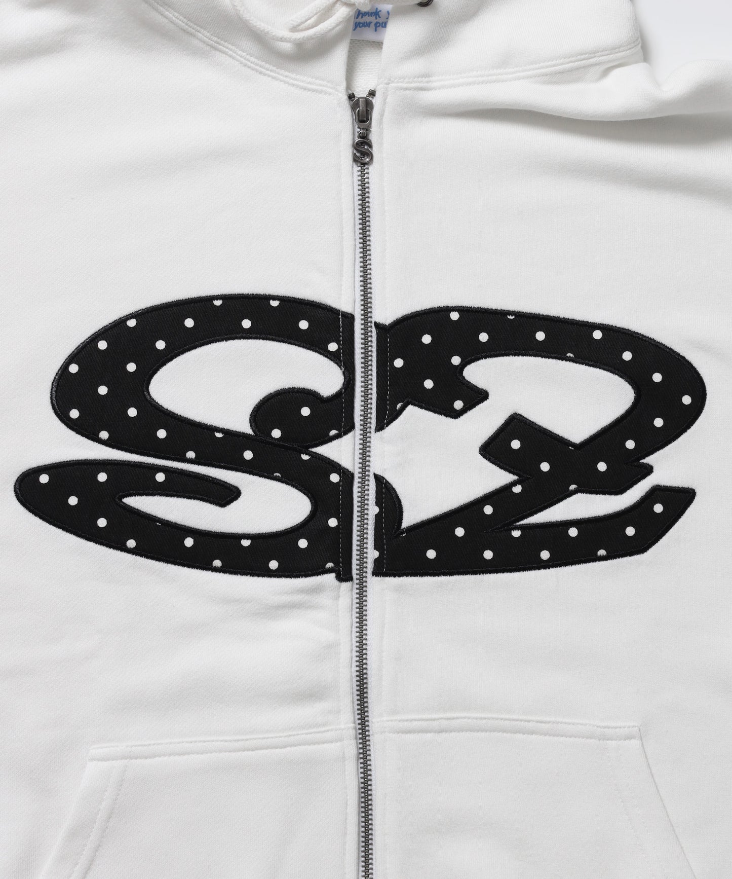 ≪予約商品≫※WEB限定 / アソートまたぎジップパーカー / sqnz logo applique zip p/k ホワイト