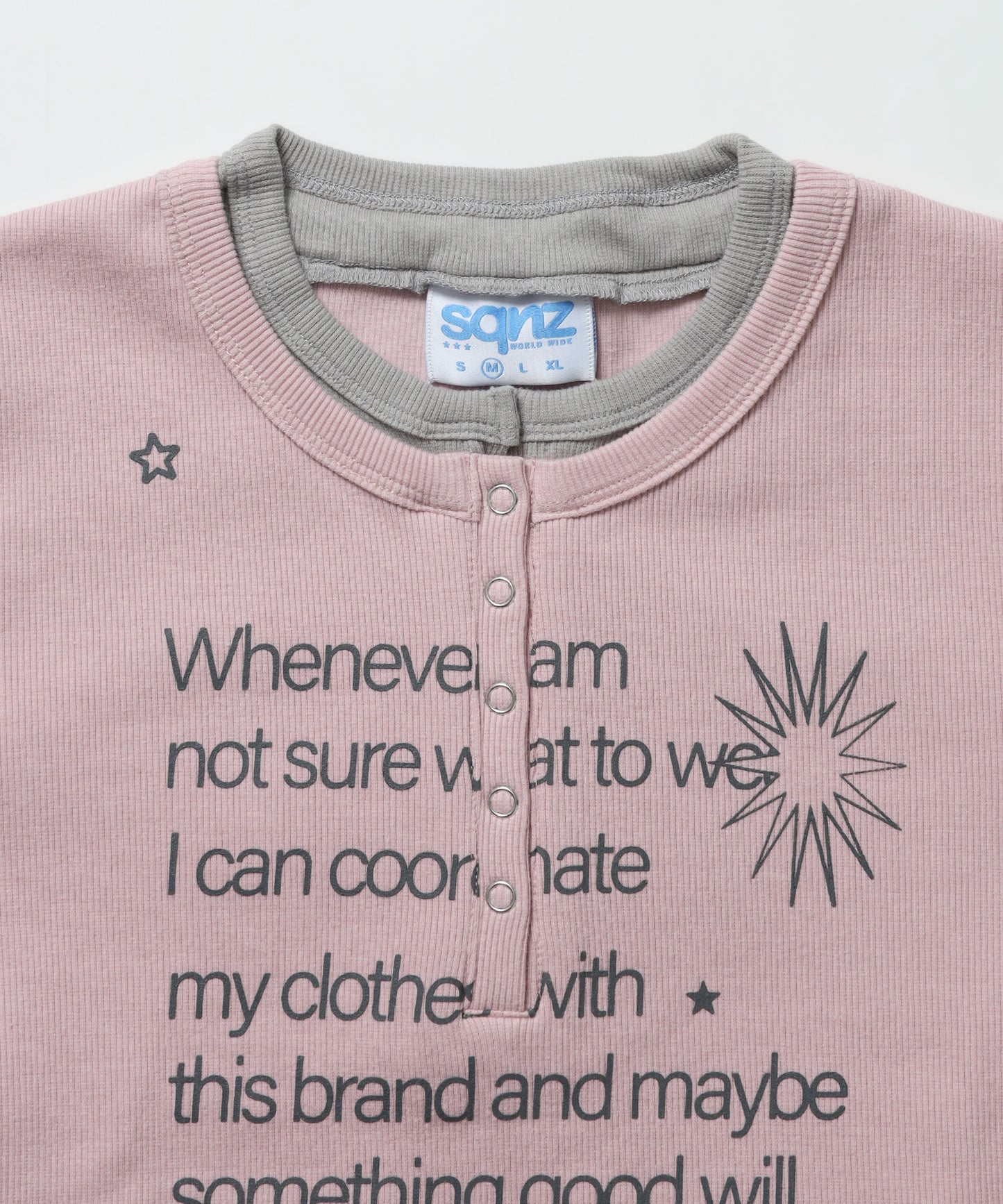 ≪予約商品≫※WEB限定 / バイカラーヘンリーネック長袖T / sqnz fake layered henley star l/s tee ペールピンク