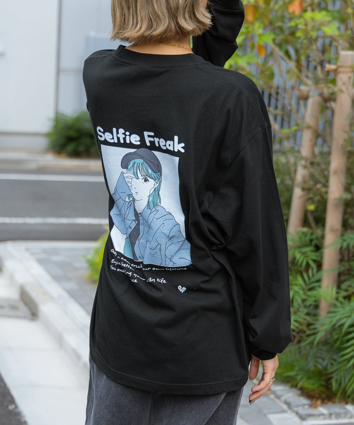 【SELFIE GIRL】イラストバックプリントビックシルエットロンT ブラック