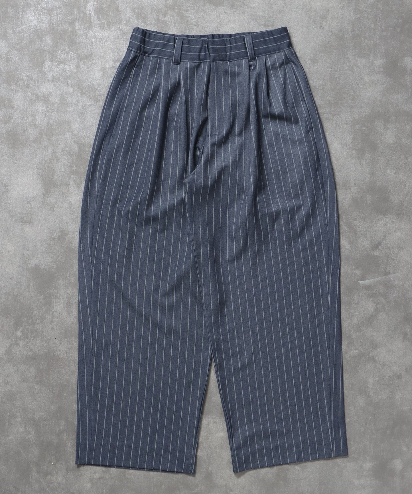 【FFEIN(フェイン)】ストライプワイドタックパンツ / スラックス パンツ ドローストリング ストライプ 起毛 タック ブルーグレー