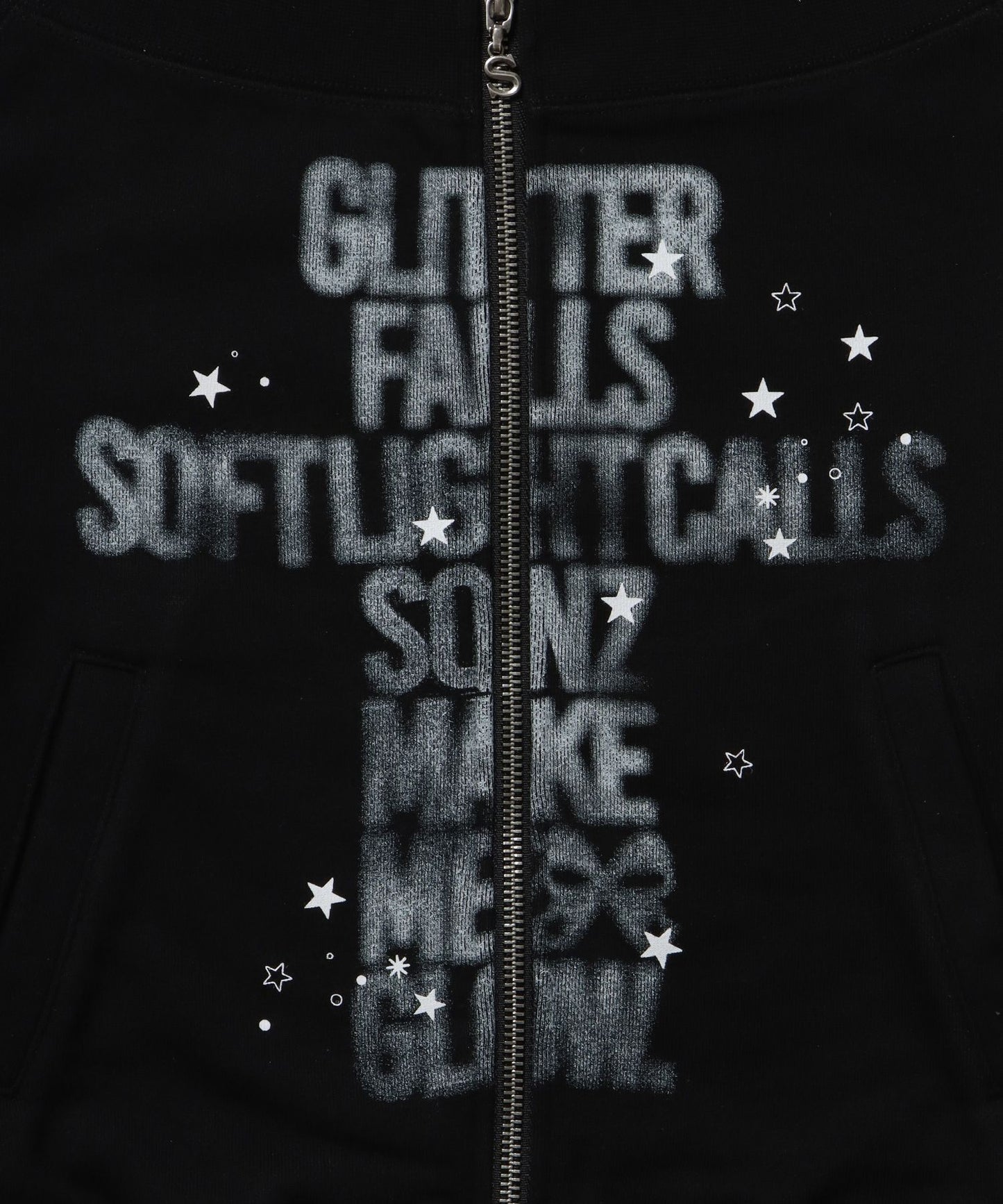 sqnz off shoulder zip p/k / オフショルダー ダブルジップ スウェット 裏毛 ワンポイント サムホール プリント ブラック