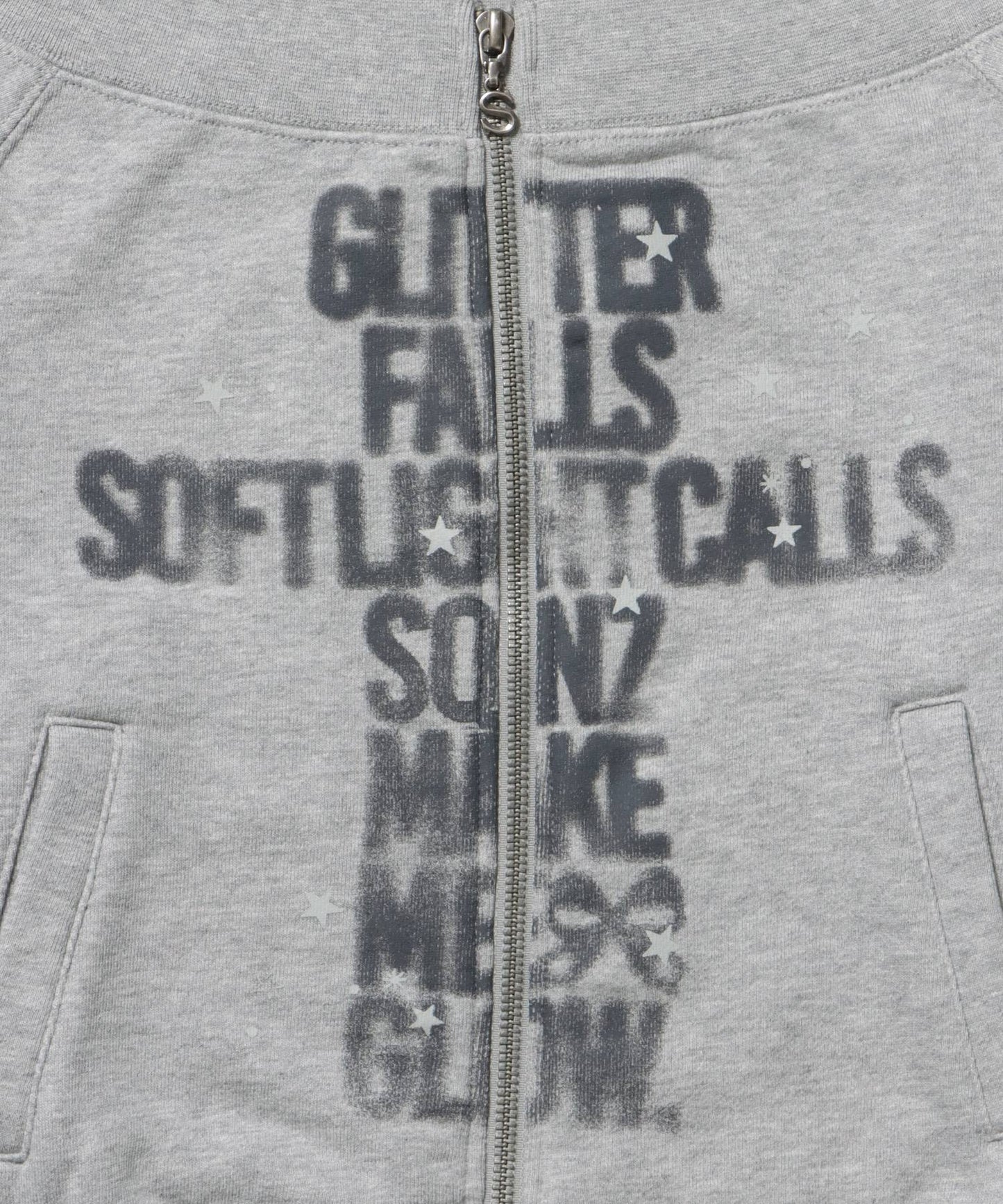 sqnz off shoulder zip p/k / オフショルダー ダブルジップ スウェット 裏毛 ワンポイント サムホール プリント グレー