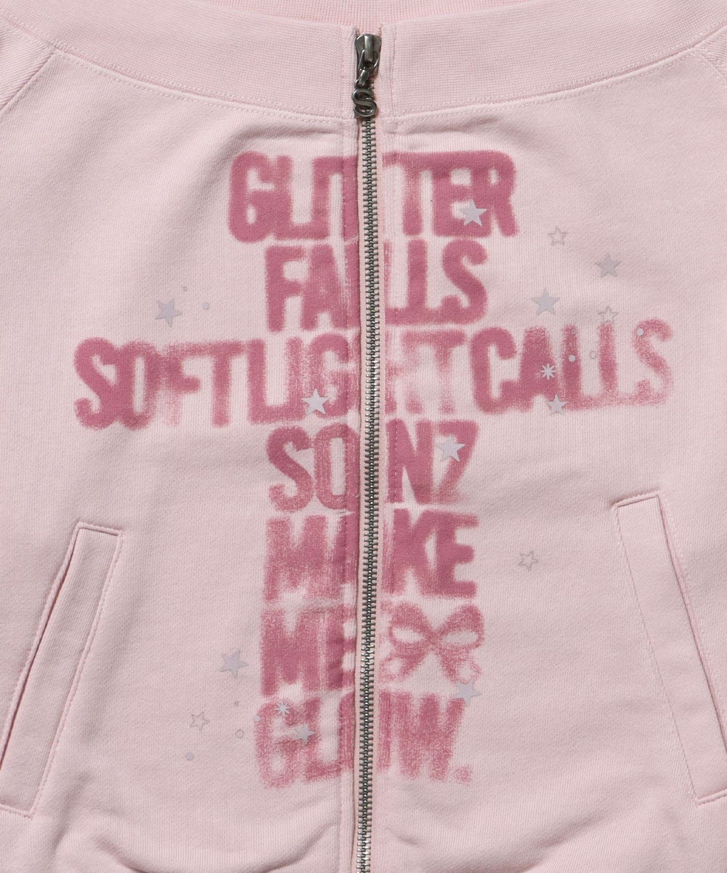 sqnz off shoulder zip p/k / オフショルダー ダブルジップ スウェット 裏毛 ワンポイント サムホール プリント ライトピンク