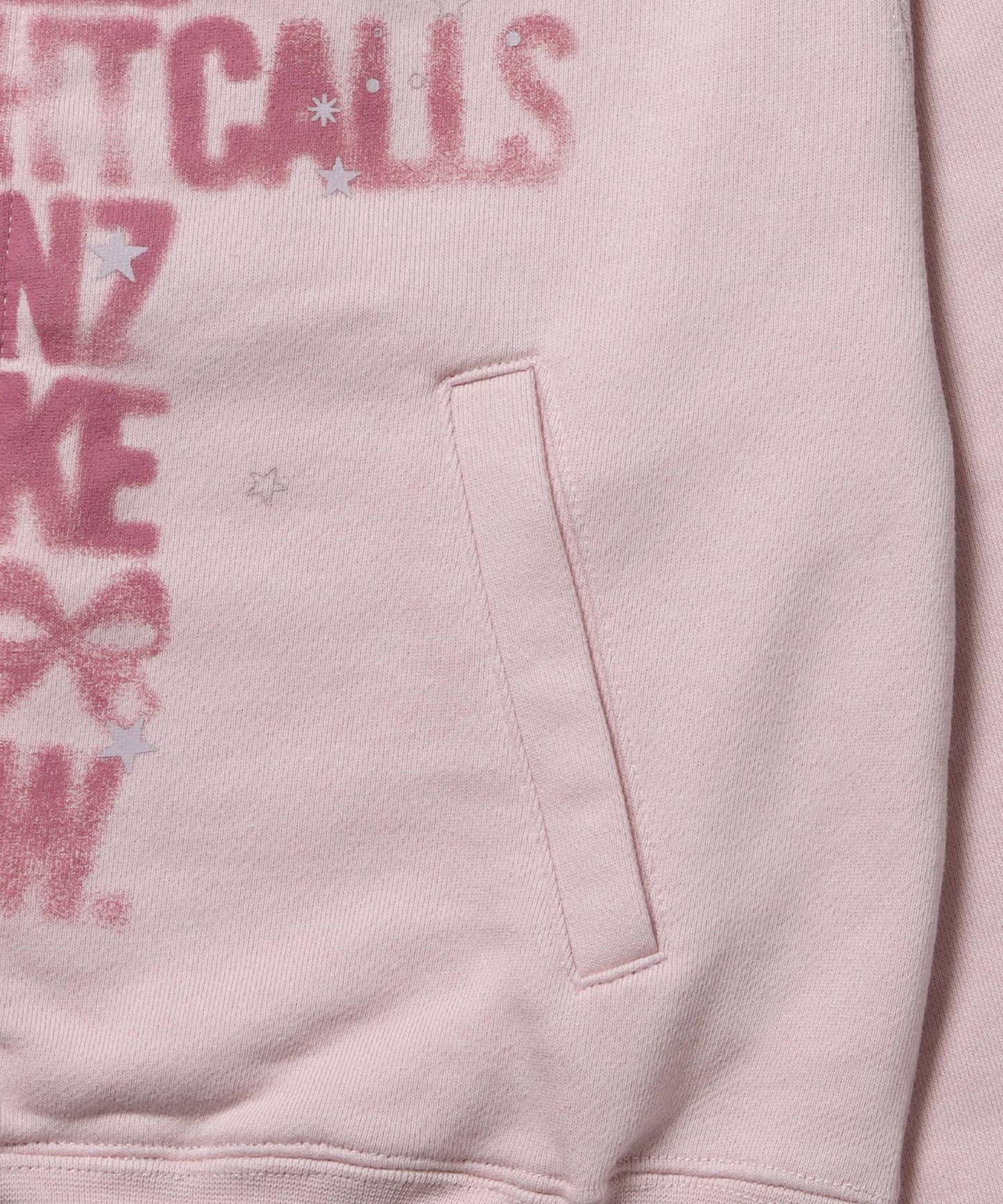 sqnz off shoulder zip p/k / オフショルダー ダブルジップ スウェット 裏毛 ワンポイント サムホール プリント ライトピンク