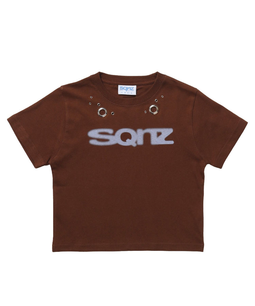 【sqnz（エスキュンズ）】sqnz eyelet babe tee / 半袖 クルーネック プリント レディース ハトメ 短丈 ブラウン
