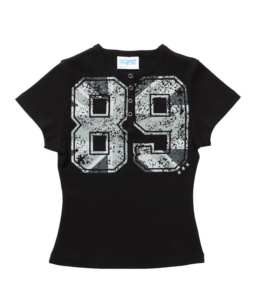 【sqnz（エスキュンズ）】レディース Tシャツ 半袖 ヘンリーネック スタッズ ユニオンジャック ブラック