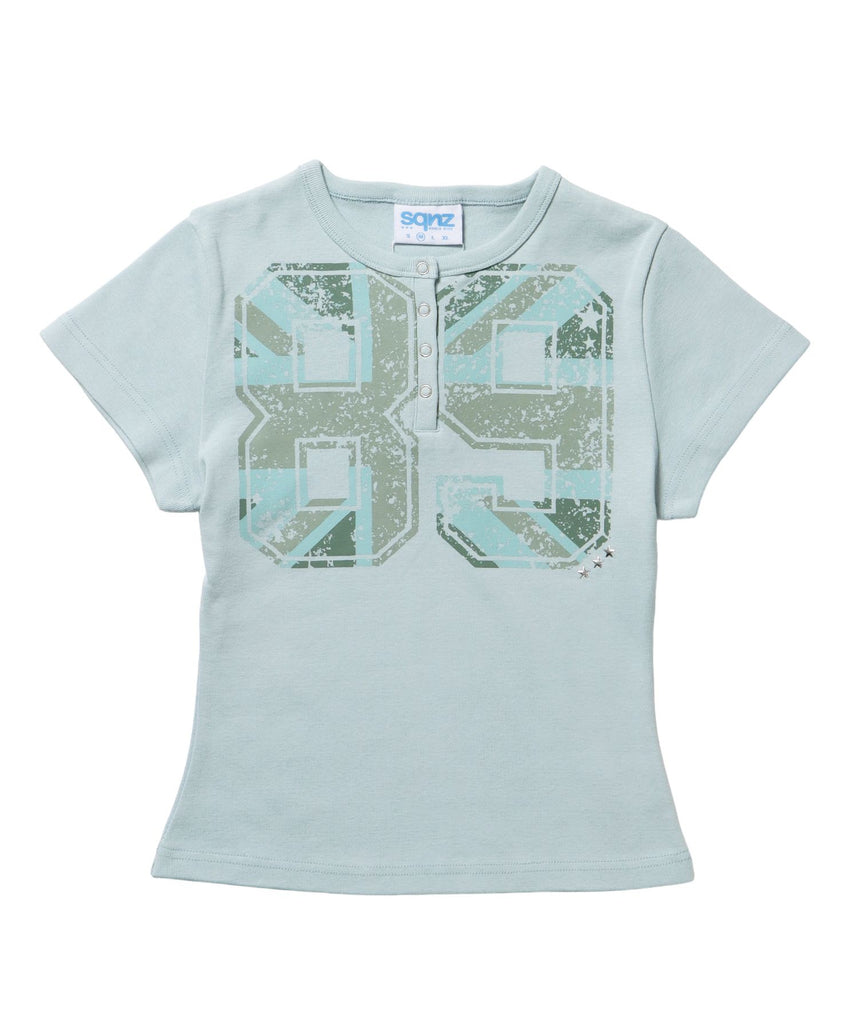 【sqnz（エスキュンズ）】レディース Tシャツ 半袖 ヘンリーネック スタッズ ユニオンジャック ライトブルー