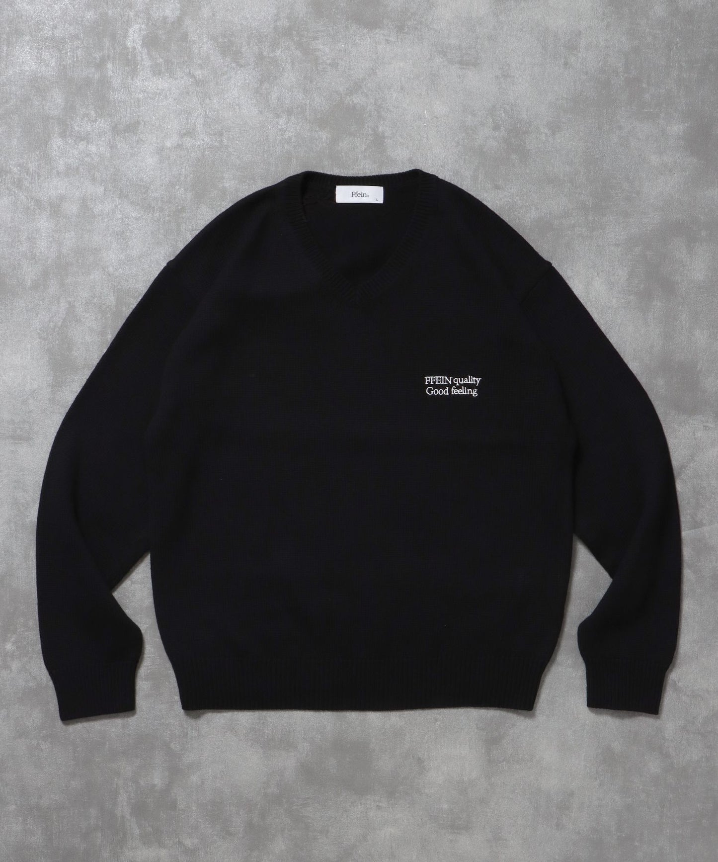【FFEIN(フェイン)】ワンポイントロゴVネックニット/ ニット Vネック 刺繍 ワンポイント 長袖 【短丈】 ブラック