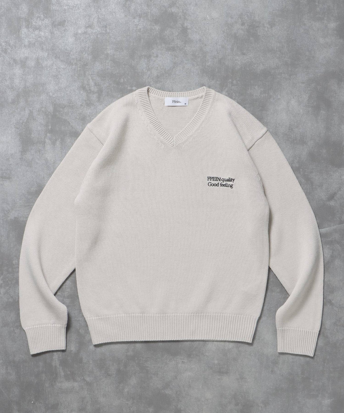 【FFEIN(フェイン)】ワンポイントロゴVネックニット/ ニット Vネック 刺繍 ワンポイント 長袖 【短丈】 アイボリー