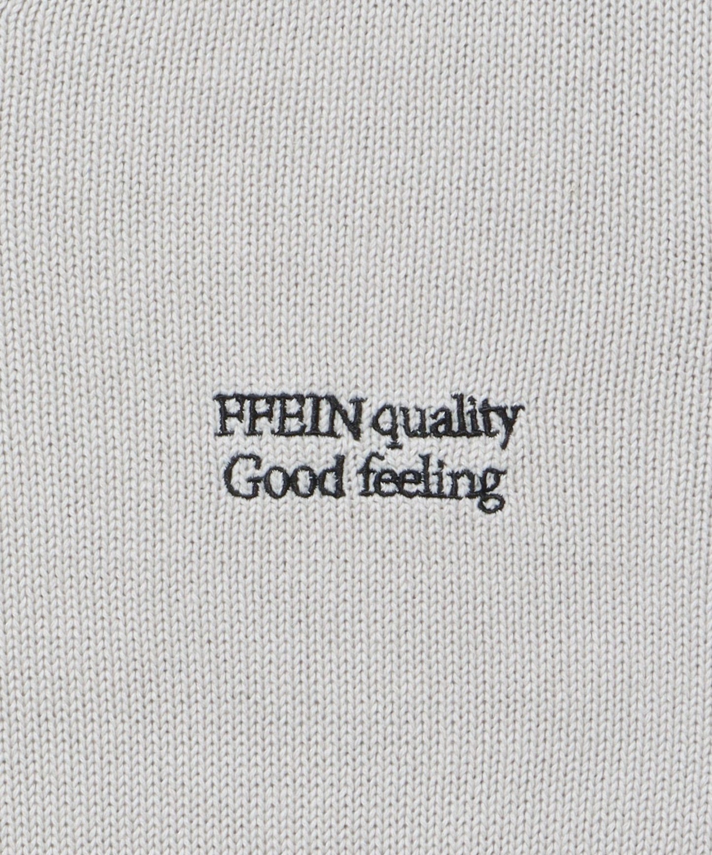 ワンポイントロゴVネックニット/ ニット Vネック 刺繍 ワンポイント 長袖 【短丈】 アイボリー