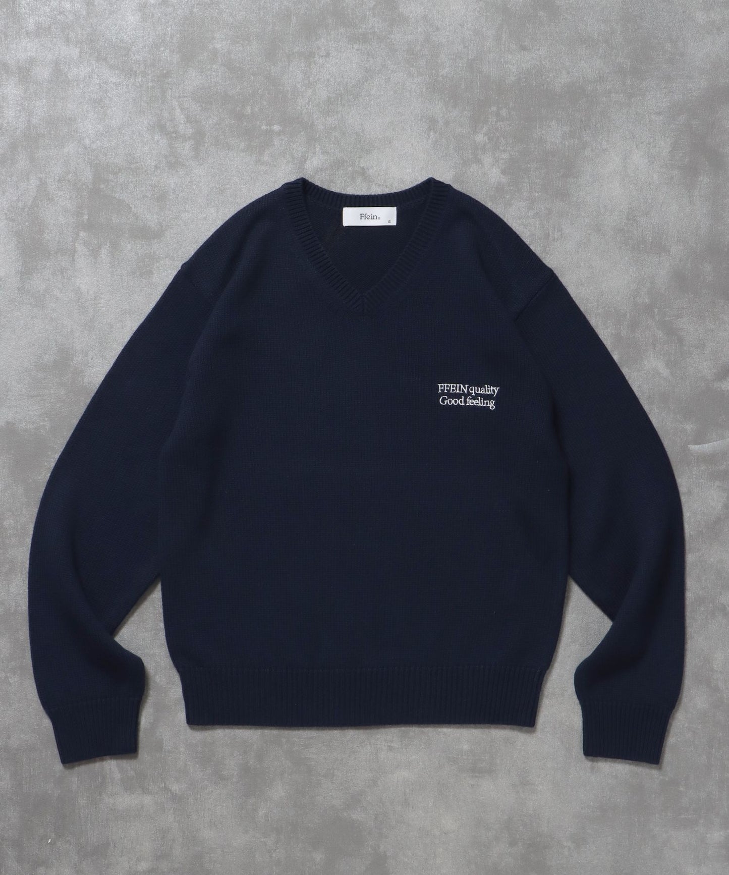 【FFEIN(フェイン)】ワンポイントロゴVネックニット/ ニット Vネック 刺繍 ワンポイント 長袖 【短丈】 ネイビー