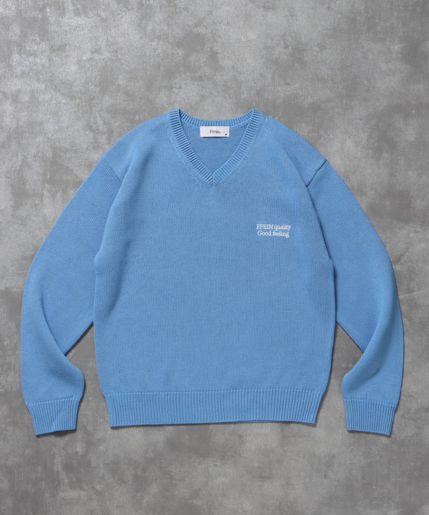 【FFEIN(フェイン)】ワンポイントロゴVネックニット/ ニット Vネック 刺繍 ワンポイント 長袖 【短丈】 ブルー