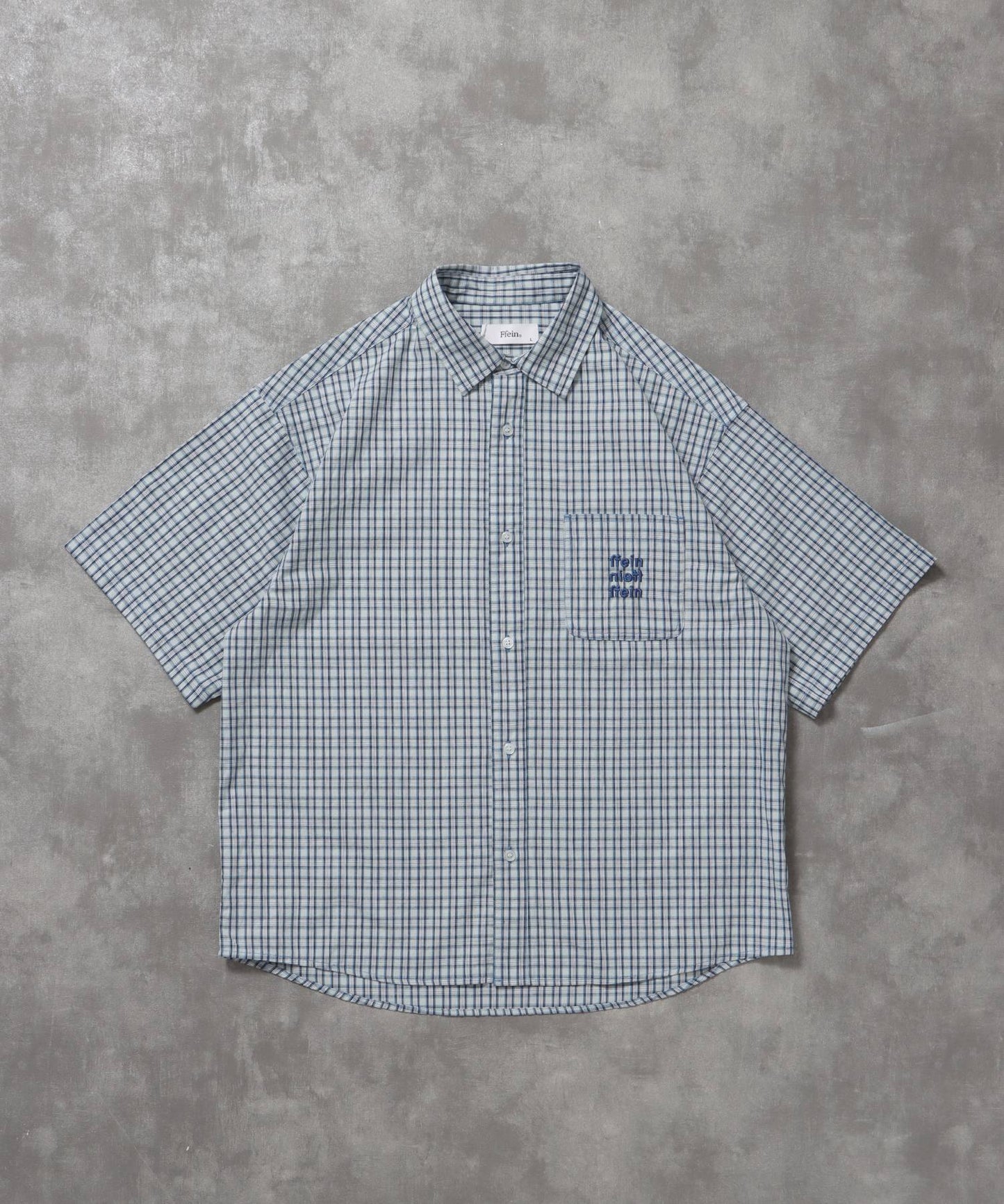 【FFEIN(フェイン)】アソートワンポイントラウンド半袖チェックシャツ / シャツ レギュラーカラー 半袖 ワンポイント 刺繍 レイヤード ポケット スカイブルー
