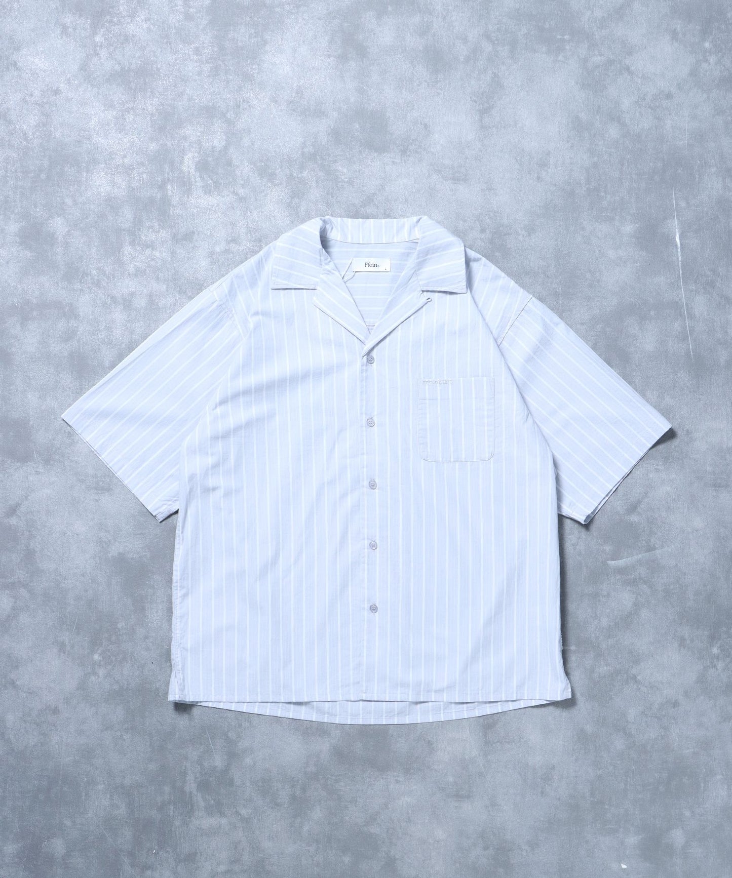 【FFEIN(フェイン)】開襟ストライプ半袖シャツ / シャツ オープンカラー 半袖 ワンポイント 刺繍 ストライプ ライトグレー