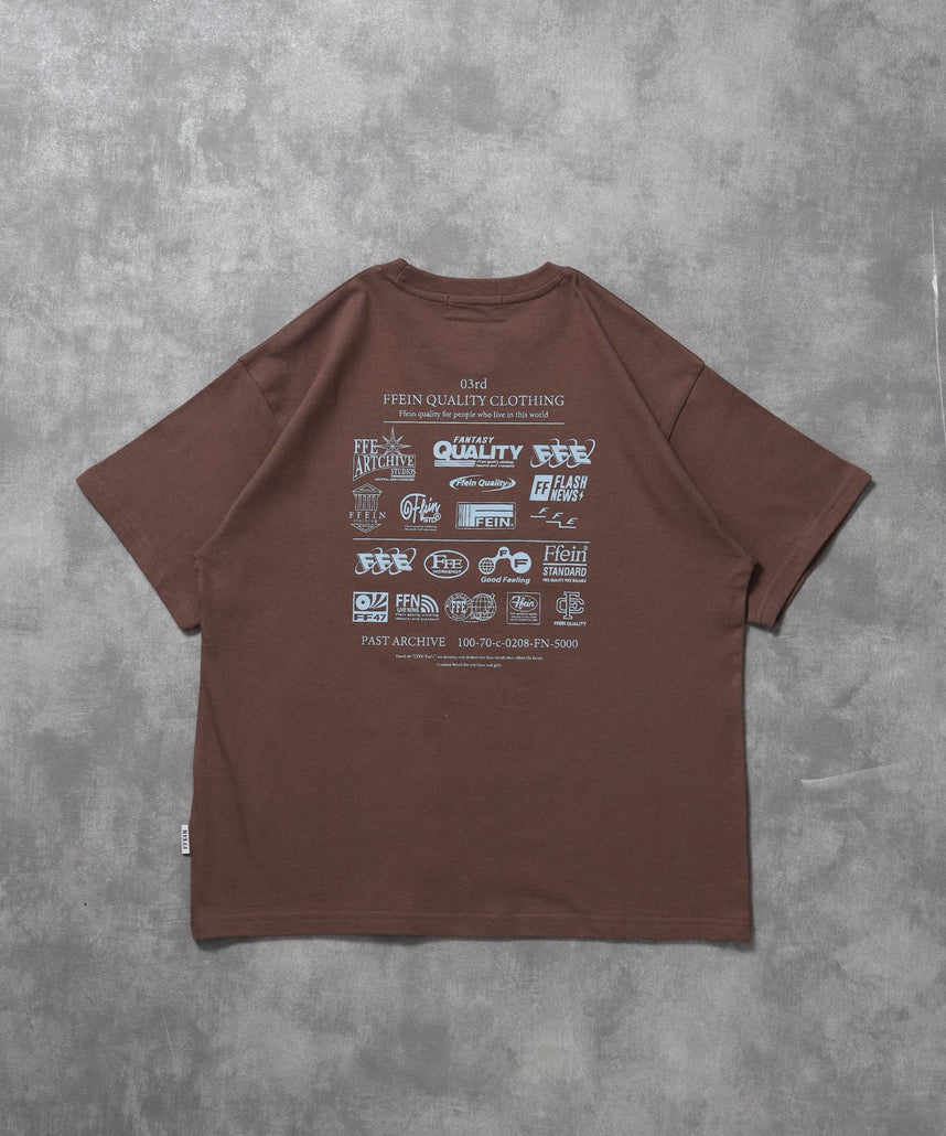 【FFEIN(フェイン)】企業ロゴプリントオーバーサイズTシャツ / Tシャツ クルーネック 半袖 プリント 【短丈】 モカ