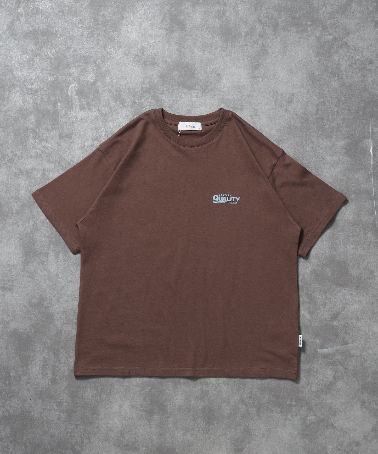【FFEIN(フェイン)】企業ロゴプリントオーバーサイズTシャツ / Tシャツ クルーネック 半袖 プリント 【短丈】 モカ