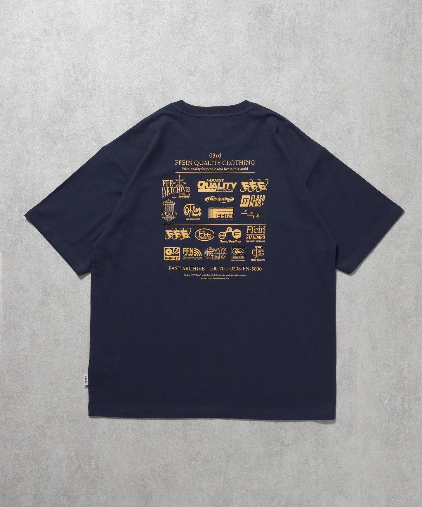 【FFEIN(フェイン)】企業ロゴプリントオーバーサイズTシャツ / Tシャツ クルーネック 半袖 プリント 【短丈】 ネイビー