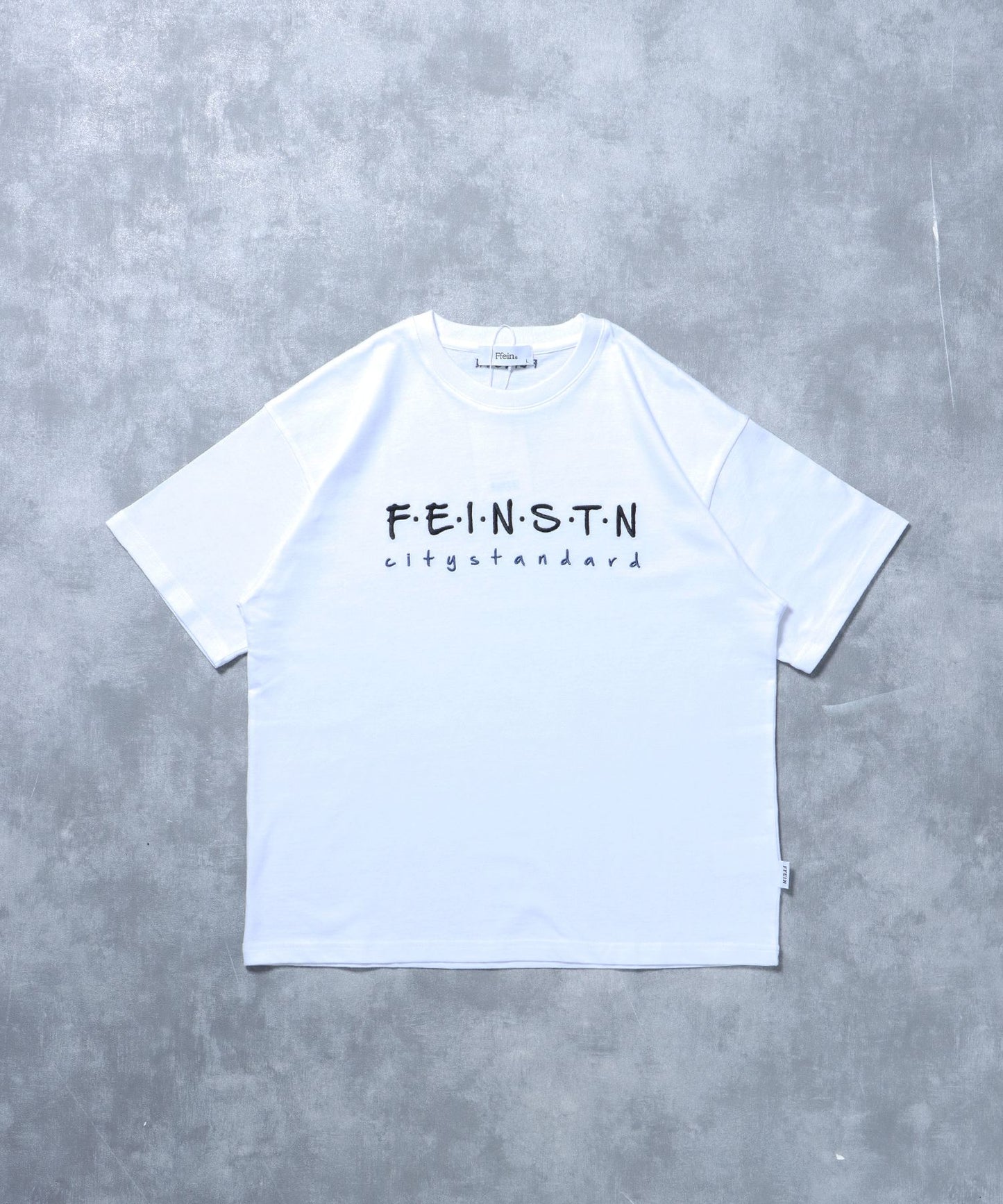 【FFEIN(フェイン)】手書き刺繍ロゴショート丈Tシャツ/ Tシャツ クルーネック 半袖 刺繍 【短丈】 ホワイト