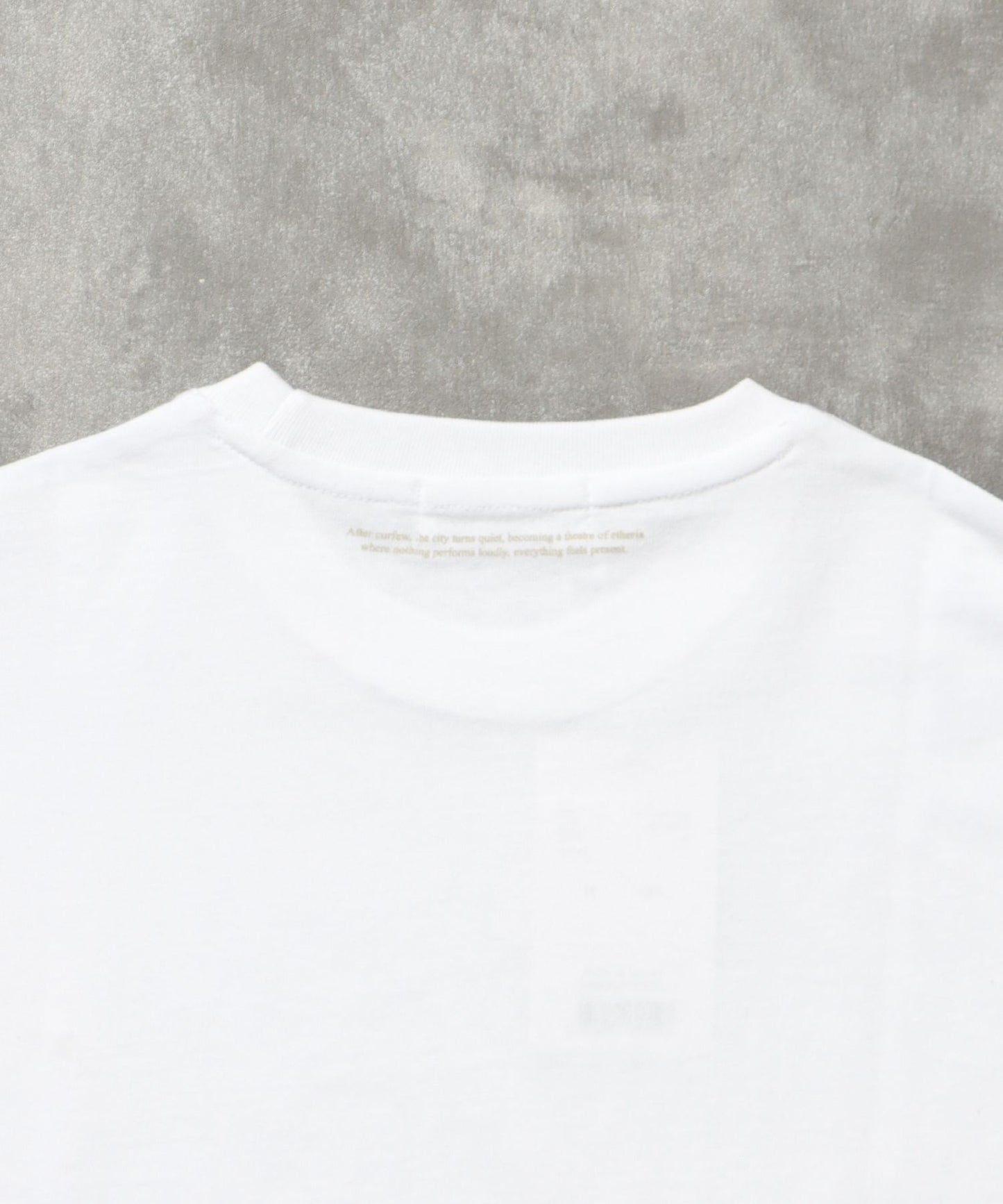 シンプルプリントロゴショート丈Tシャツ/ Tシャツ クルーネック 半袖 プリント スタッズ ワンポイント【短丈】 ホワイト