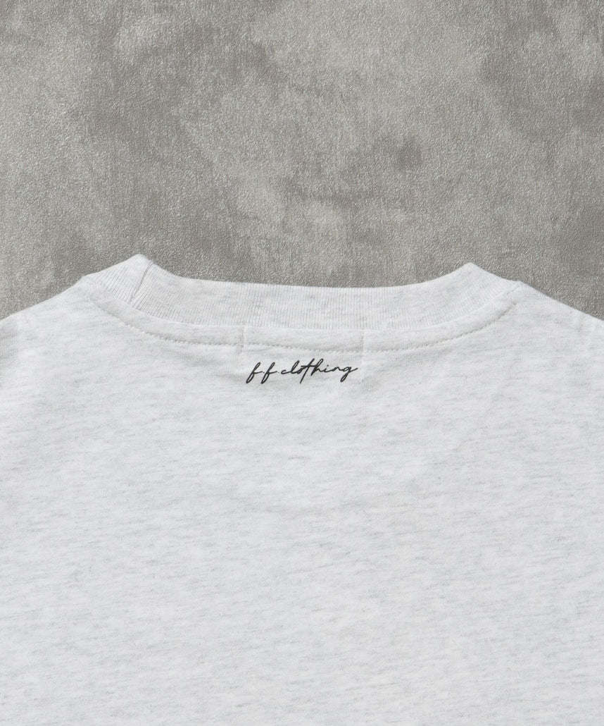 モノトーンフォトプリントショート丈Tシャツ / Tシャツ クルーネック 半袖 プリント フォト 【短丈】 アッシュグレー